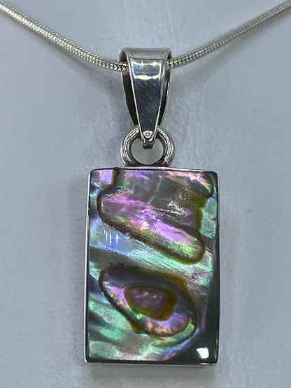 Detalle del engaste a mano de la piedra multicolor en plata 950