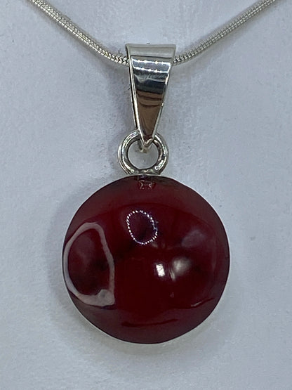 Detalle del engaste de piedra roja en plata pulida