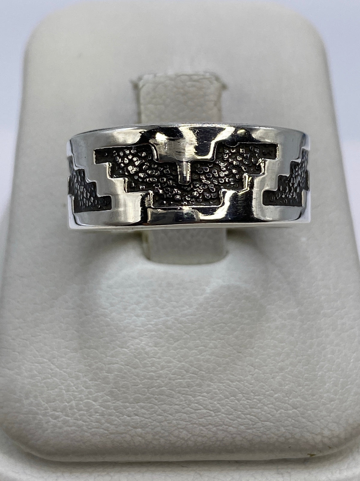 Anillo de plata 925 repujado con diseño prehispánico texturado, vista frontal