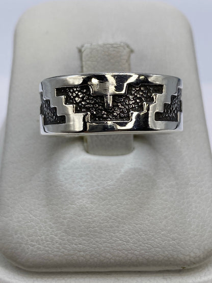 Anillo de plata 925 repujado con diseño prehispánico texturado, vista frontal