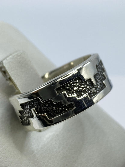 Anillo en la mano mostrando cómo el repujado juega con la luz