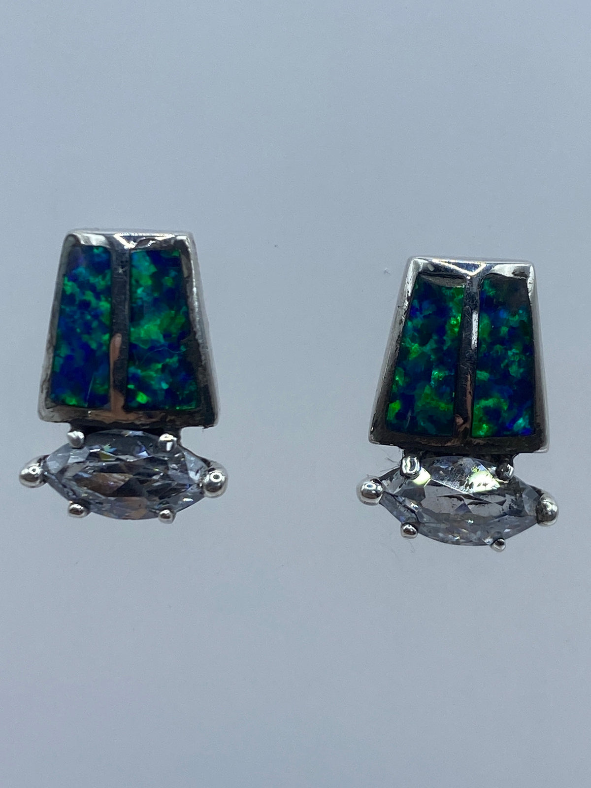Par de aretes de plata 925 con ópalo de fuego verde engastado, postes de plata