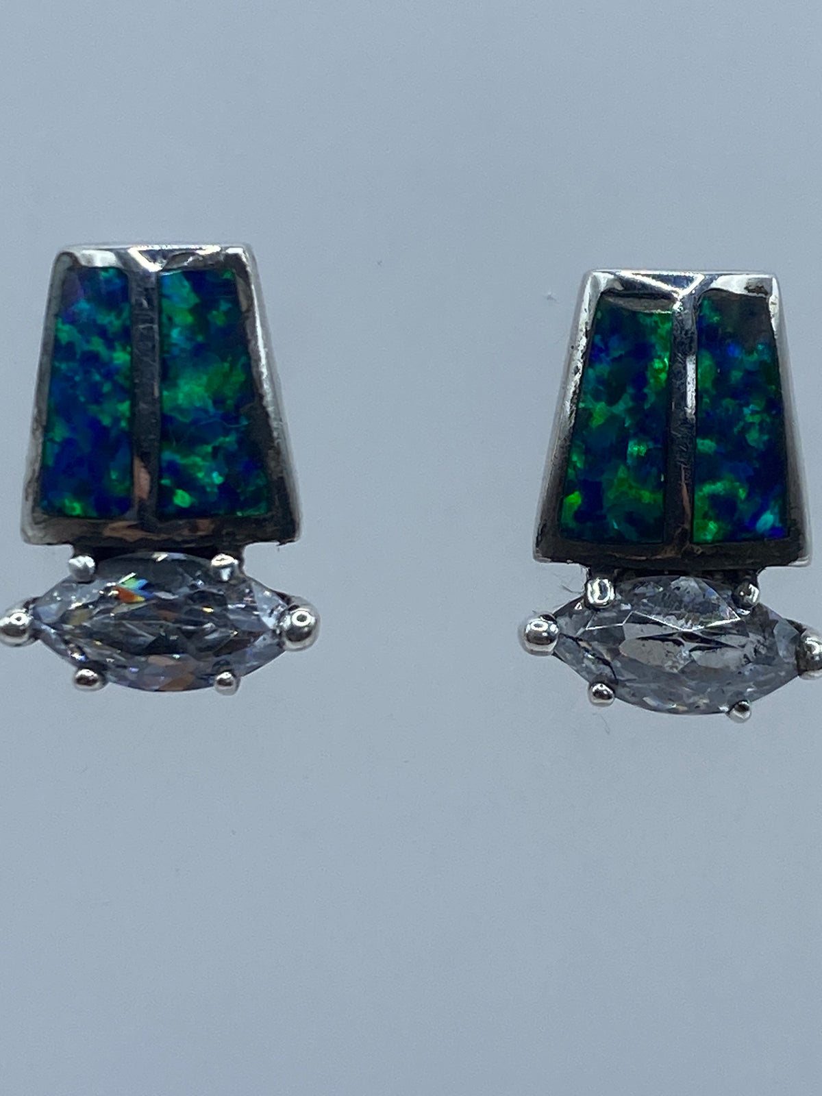 Medida de los aretes de 1.6 cm con escala de centímetros