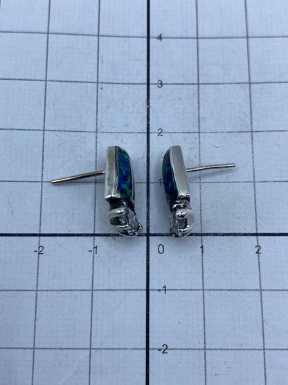 Reverso de los aretes mostrando el marcaje 925 y el Quinto