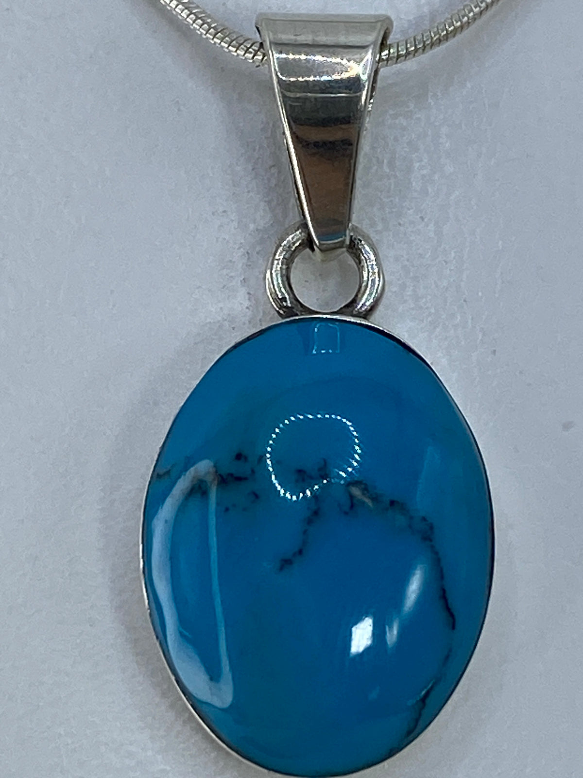 Dije de 3.1 cm sobre escala de medición mostrando su tamaño compacto