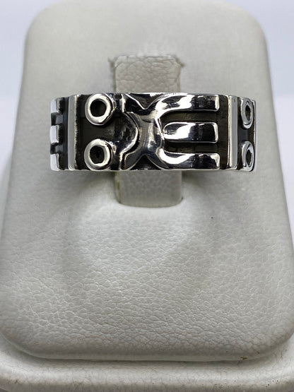 Anillo de plata 925 repujado con diseño geométrico en relieve, vista superior
