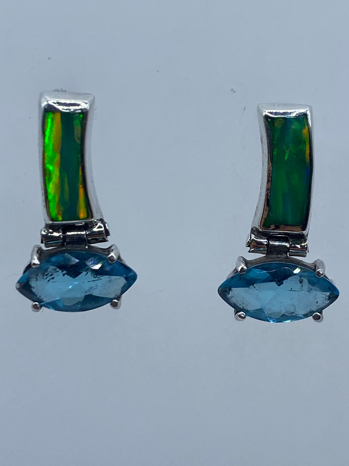 Par de aretes de plata con opalo de fuego verde natural engastado a mano