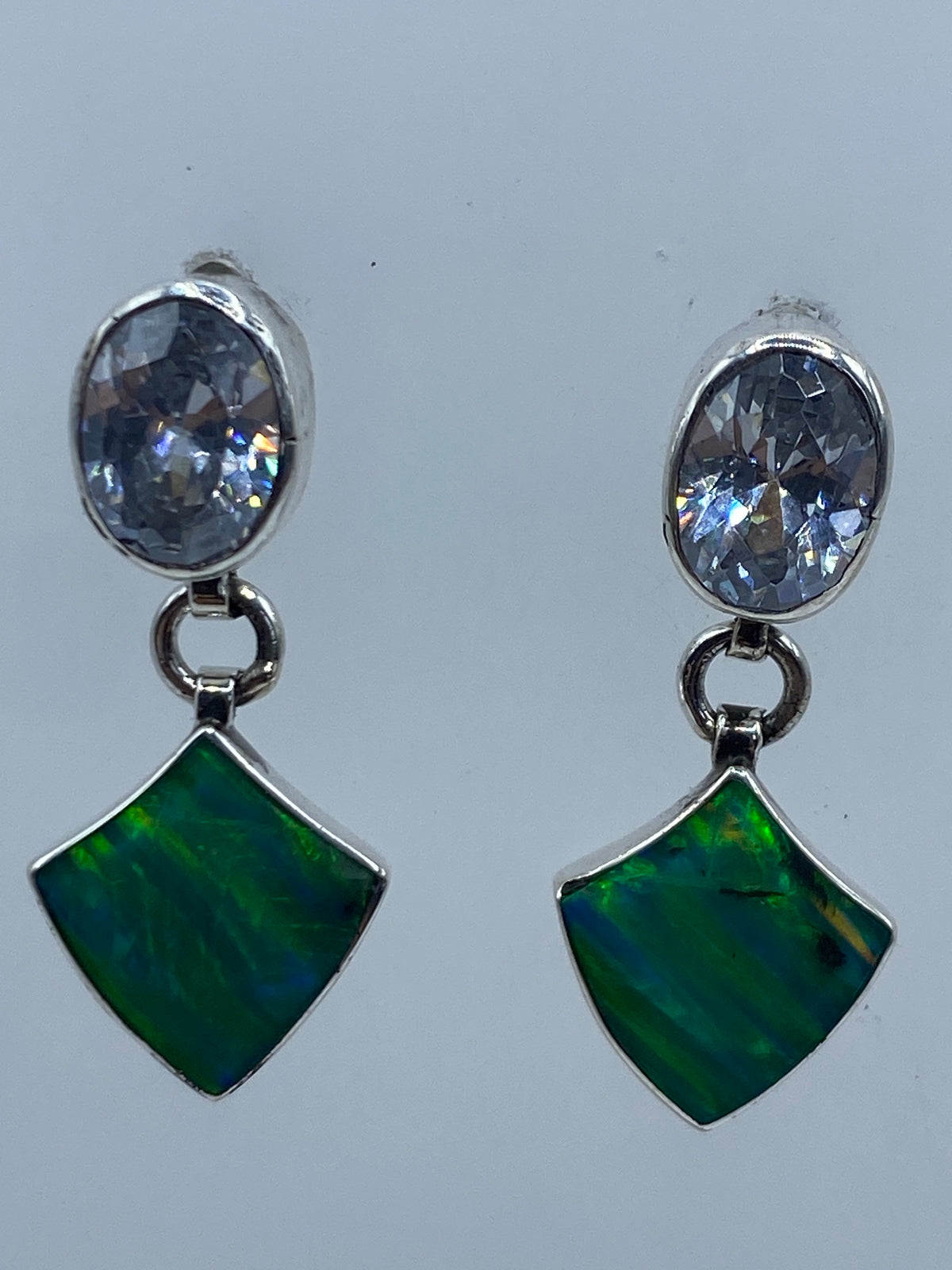 Par de aretes de plata con ópalo de fuego verde limón, vista frontal