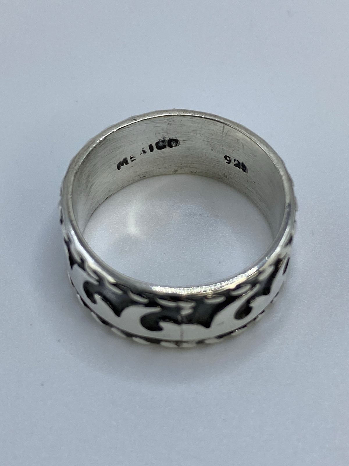 Anillo de repujado de Taxco sobre fondo blanco, mostrando el Quinto 925 grabado