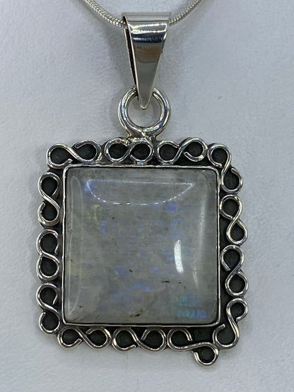 Dije de plata 925 con ópalo de fuego multicolor, vista frontal mostrando tonos rojos, naranjas y verdes