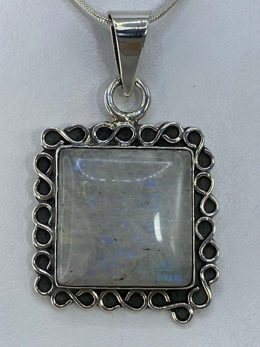 Dije de plata 925 con ópalo de fuego multicolor, vista frontal mostrando tonos rojos, naranjas y verdes