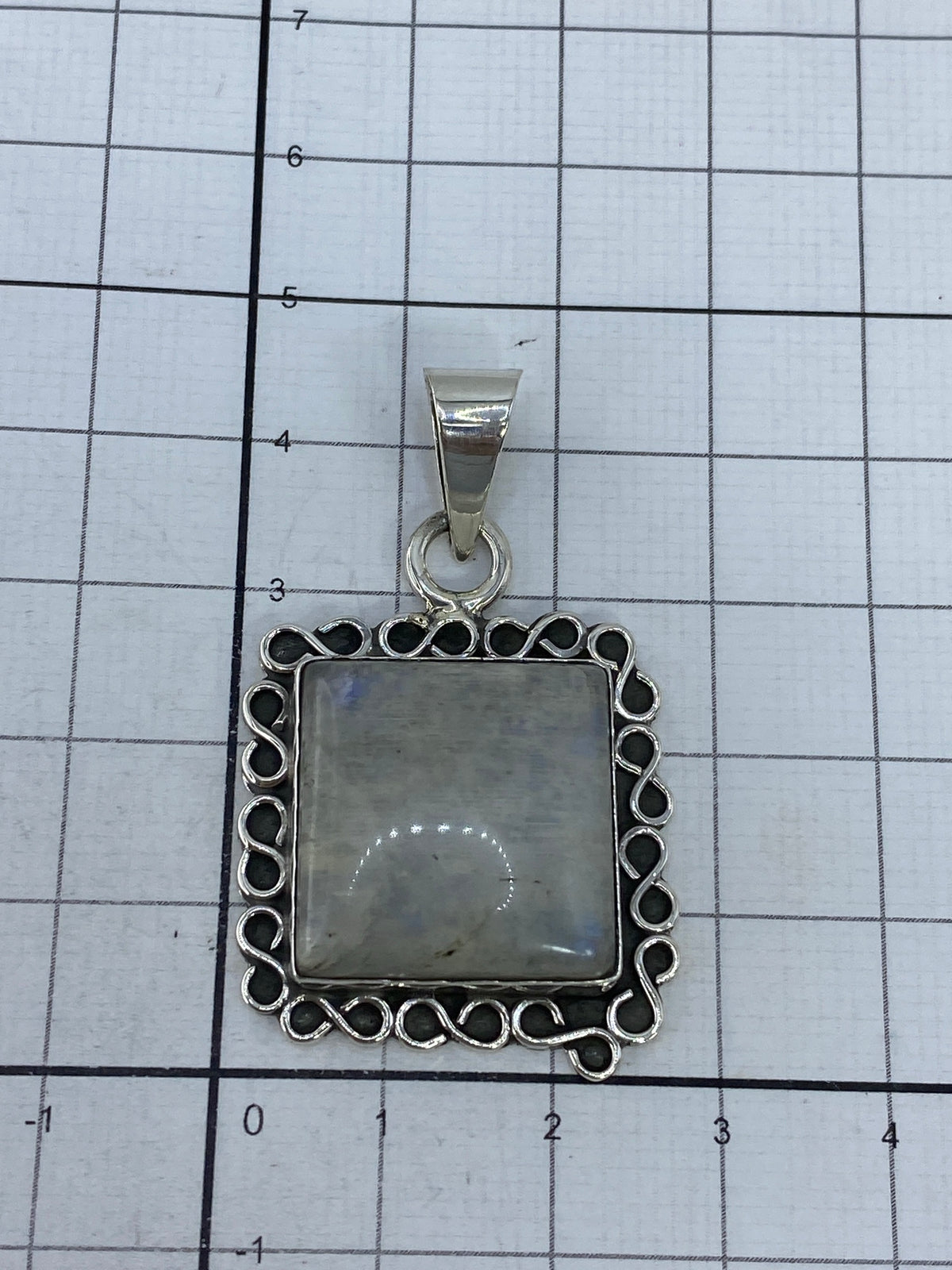 Reverso del dije mostrando el Quinto 925 y el acabado de plata pulida
