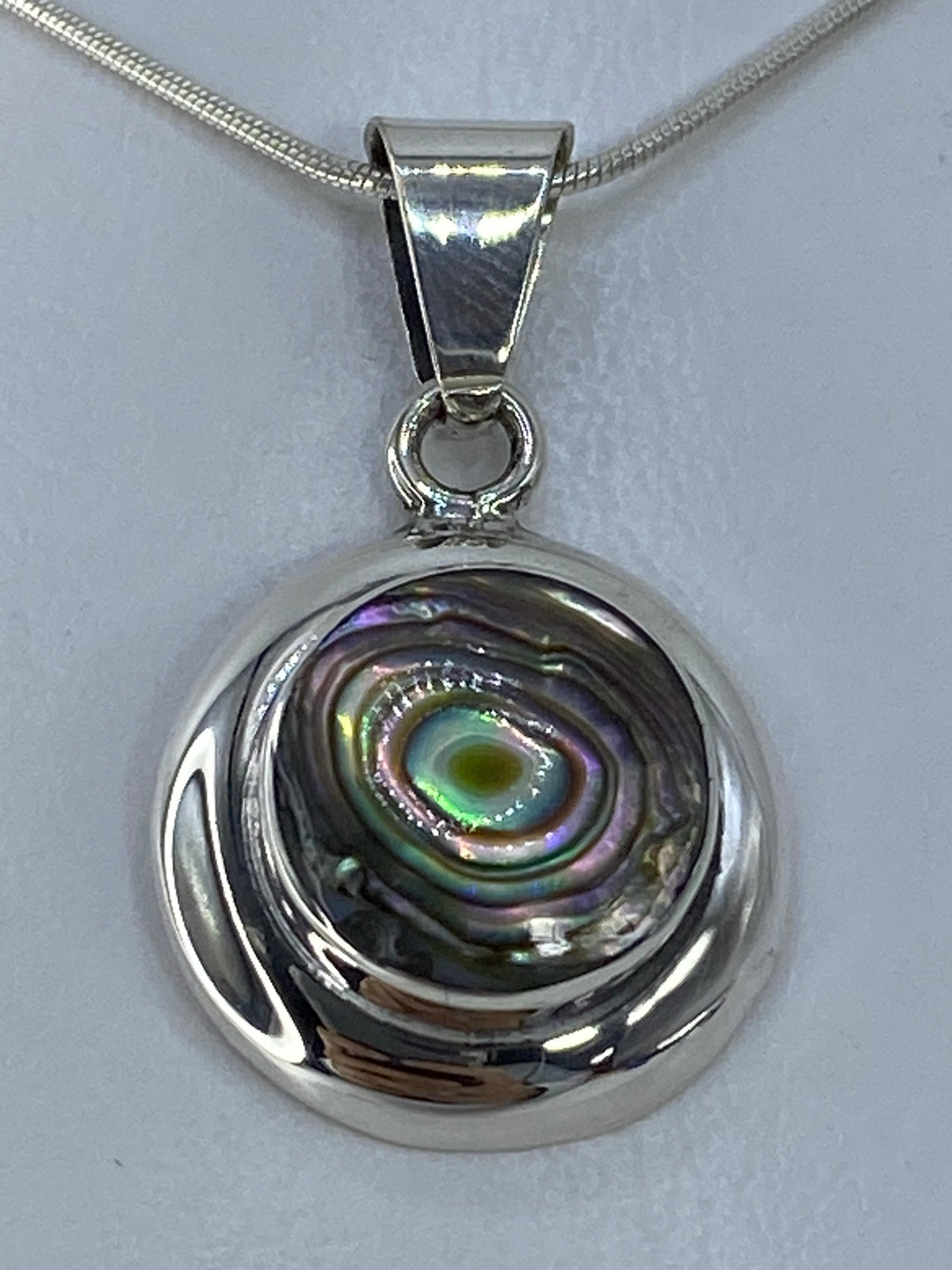 Detalle de la incrustación de piedra a mano en plata pulida