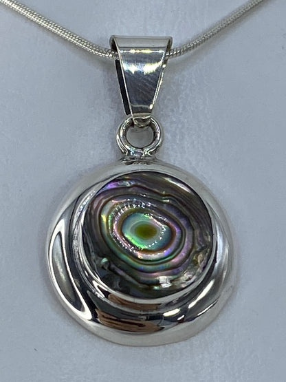 Detalle de la incrustación de piedra a mano en plata pulida