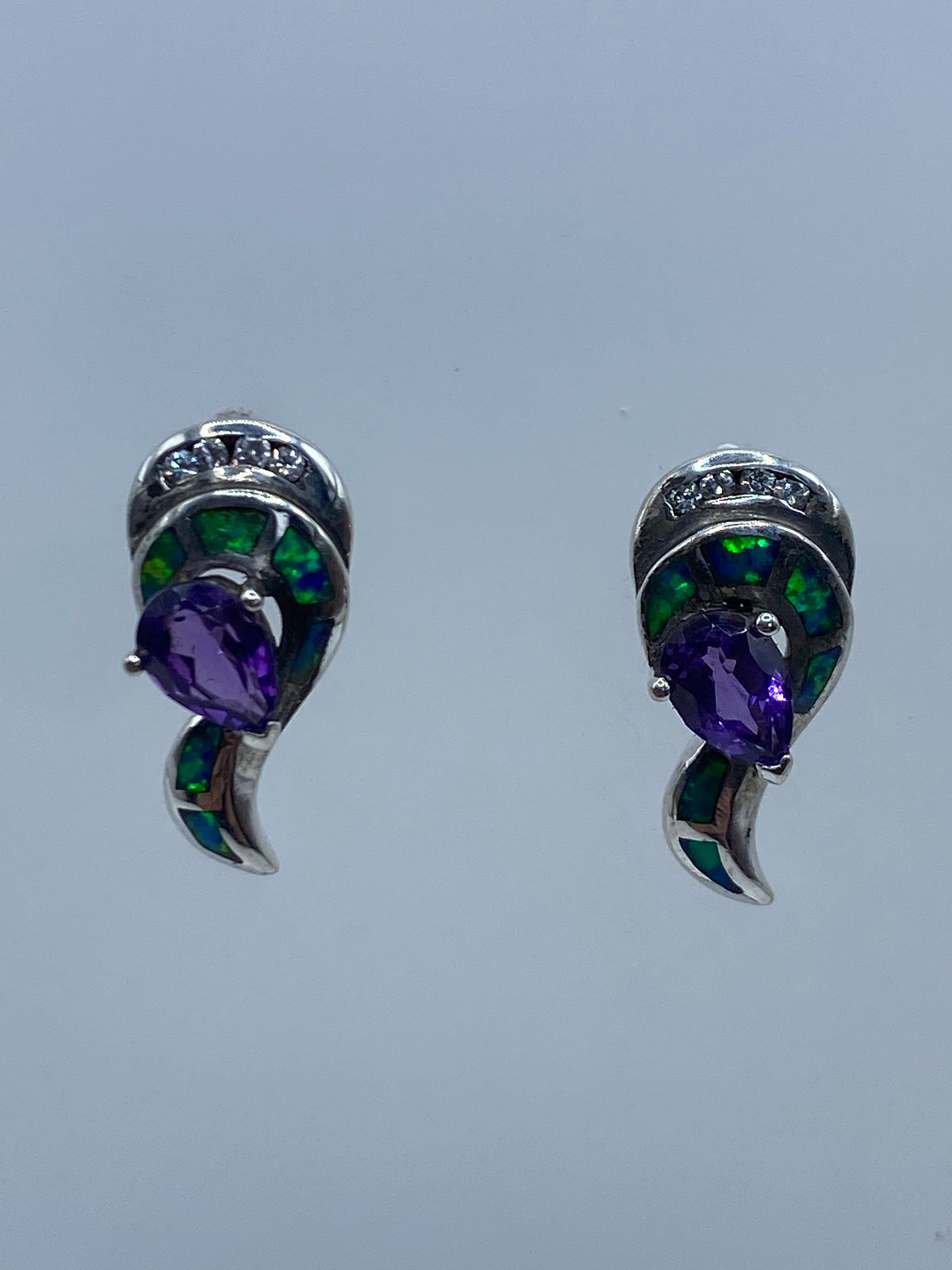 Par de aretes de plata con ópalo de fuego verde, vista frontal