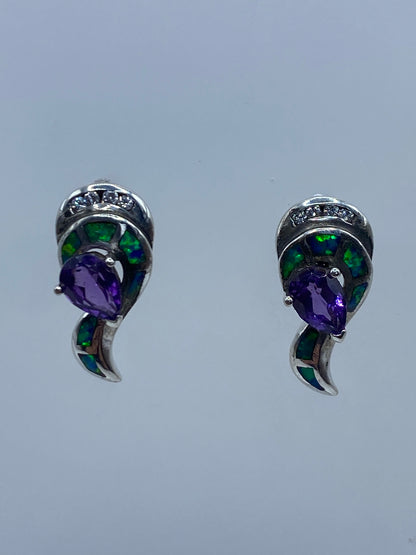 Par de aretes de plata con ópalo de fuego verde, vista frontal