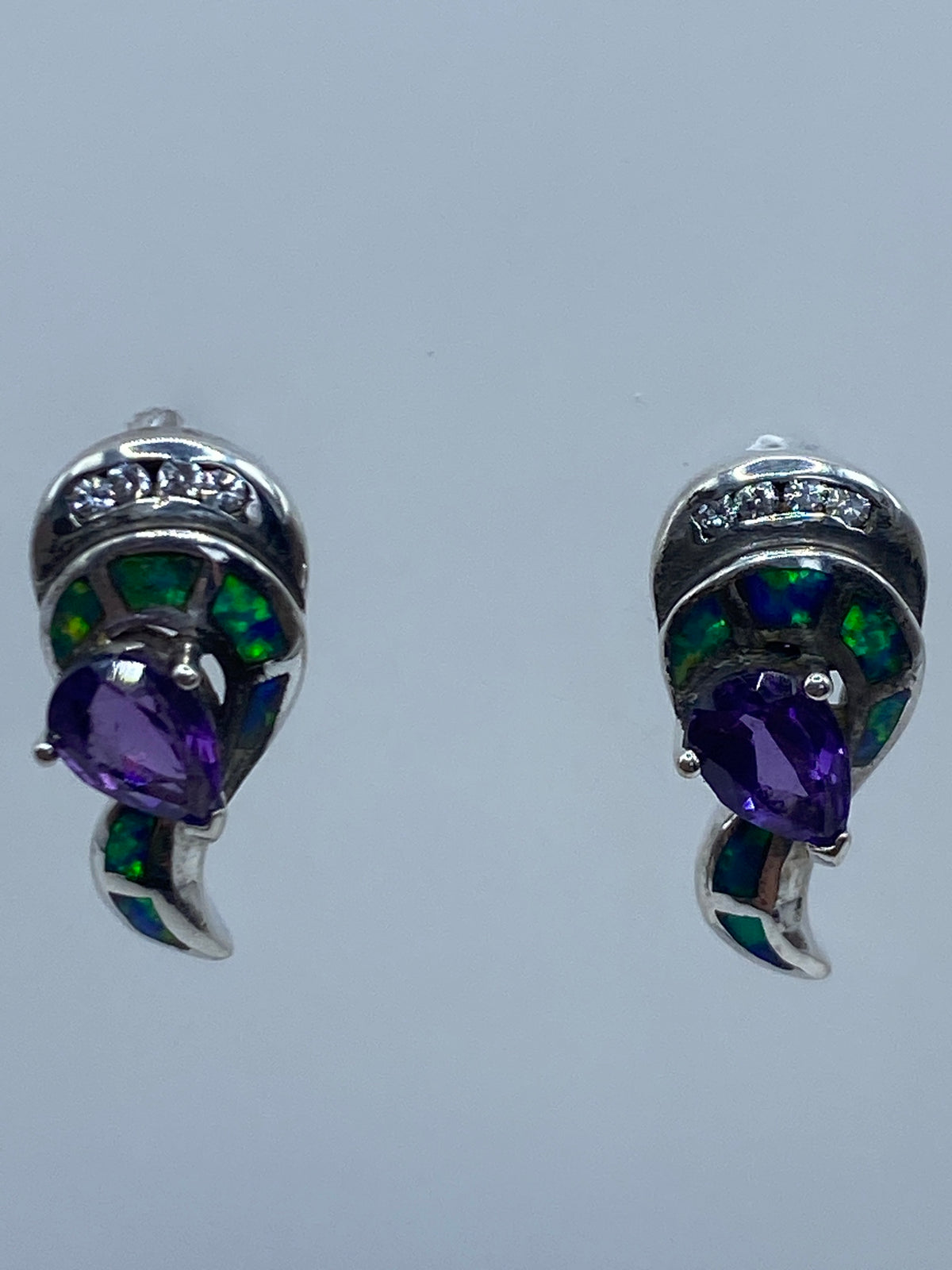 Aretes puestos mostrando el tamaño de 1.6 cm