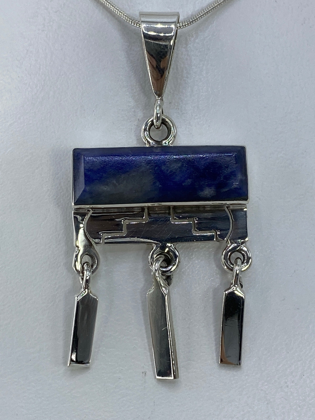 Dije geométrico plata 950 con incrustación multicolor, 5 cm de largo, colgado de cadena de plata
