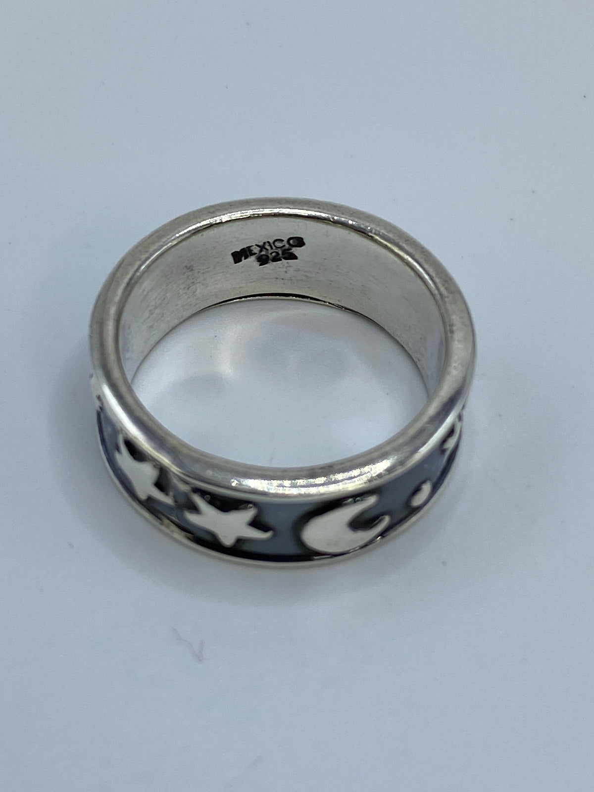 Anillo en dedo mostrando el diseño completo de luna y estrellas