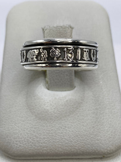Anillo de plata 925 banda ancha con símbolos grabados, vista superior en mano