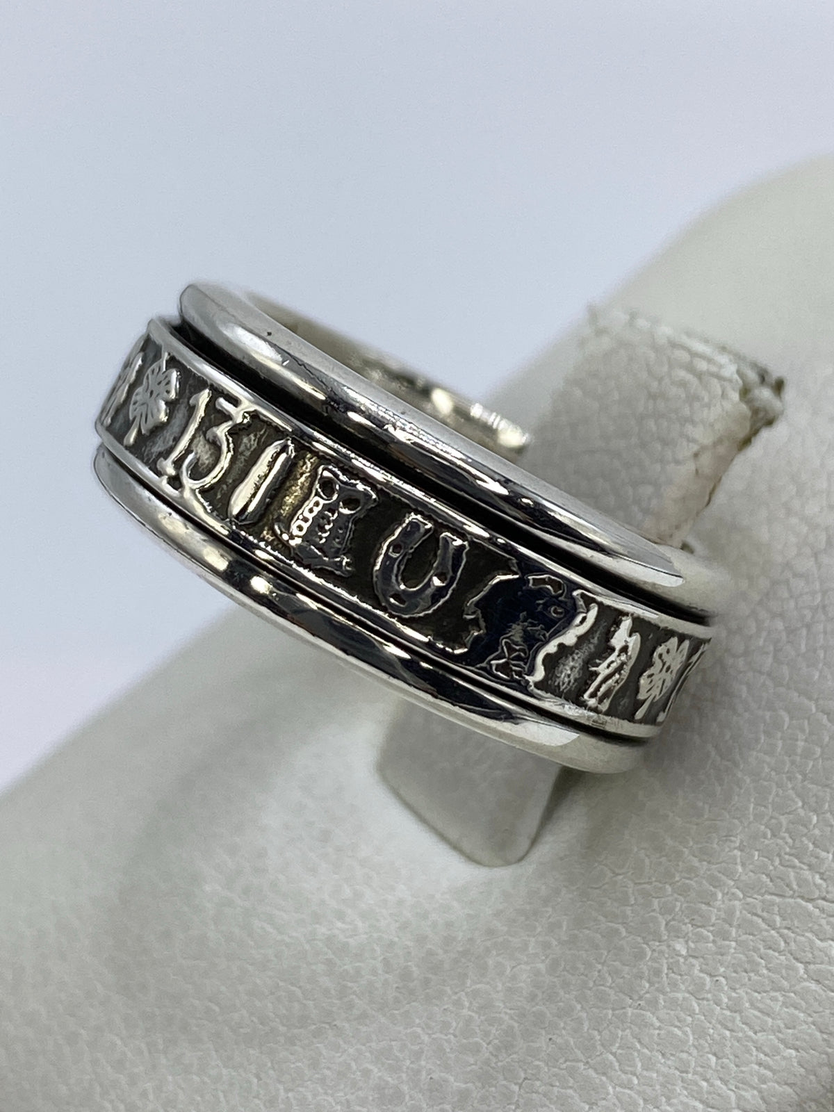 Anillo de perfil mostrando el grosor y acabado pulido de la banda
