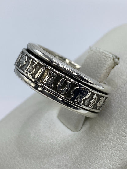 Anillo de perfil mostrando el grosor y acabado pulido de la banda