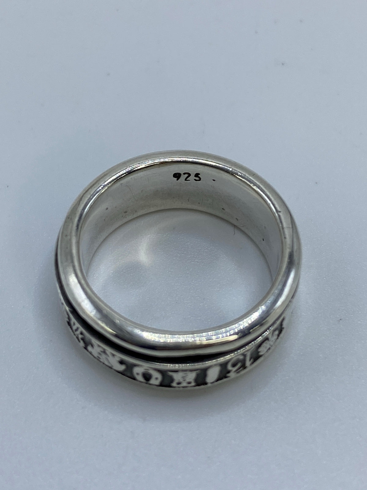 Marca 925 en el interior del anillo certificando la pureza