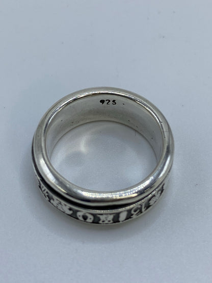 Marca 925 en el interior del anillo certificando la pureza