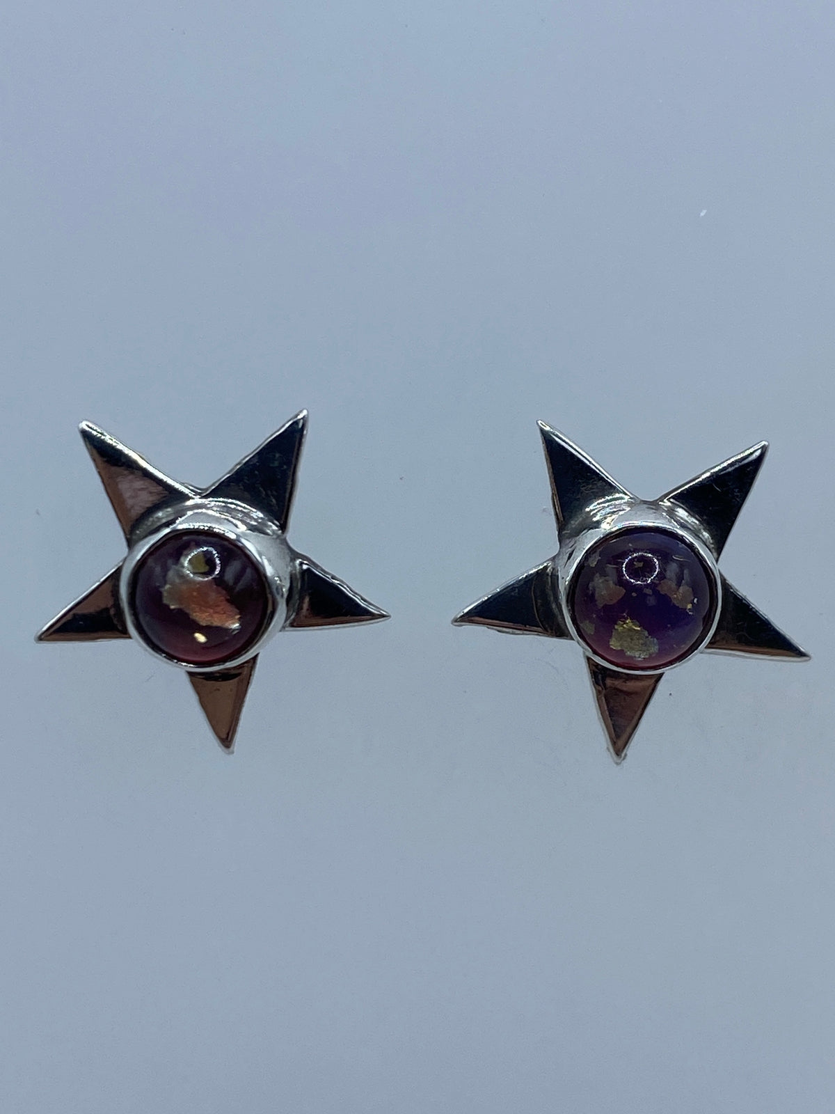 Aretes de plata estrella geométrica minimalista frente a frente