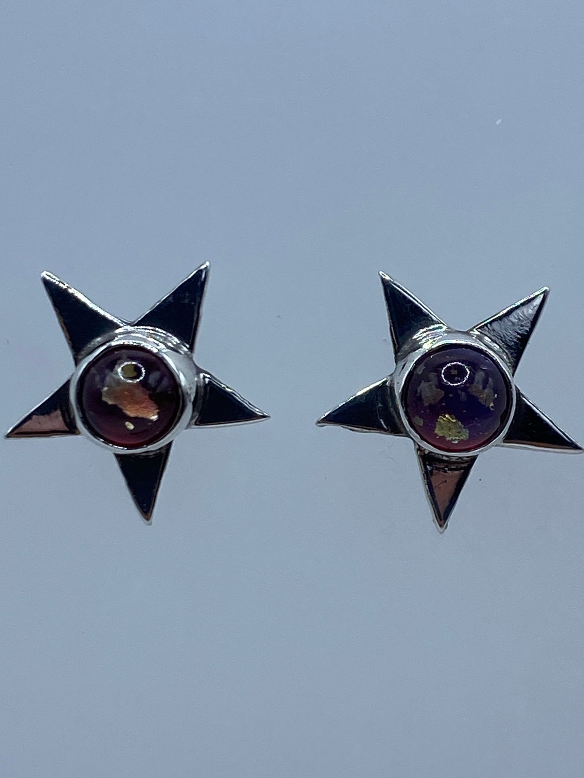 Medida de los aretes con regla mostrando 1.4 cm de largo