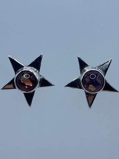 Medida de los aretes con regla mostrando 1.4 cm de largo