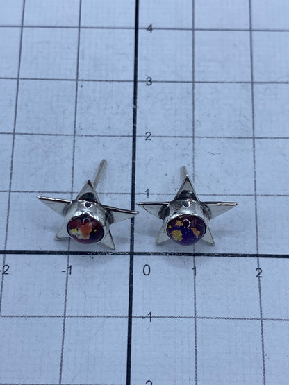 Par de aretes sobre fondo neutro mostrando acabado pulido brillante