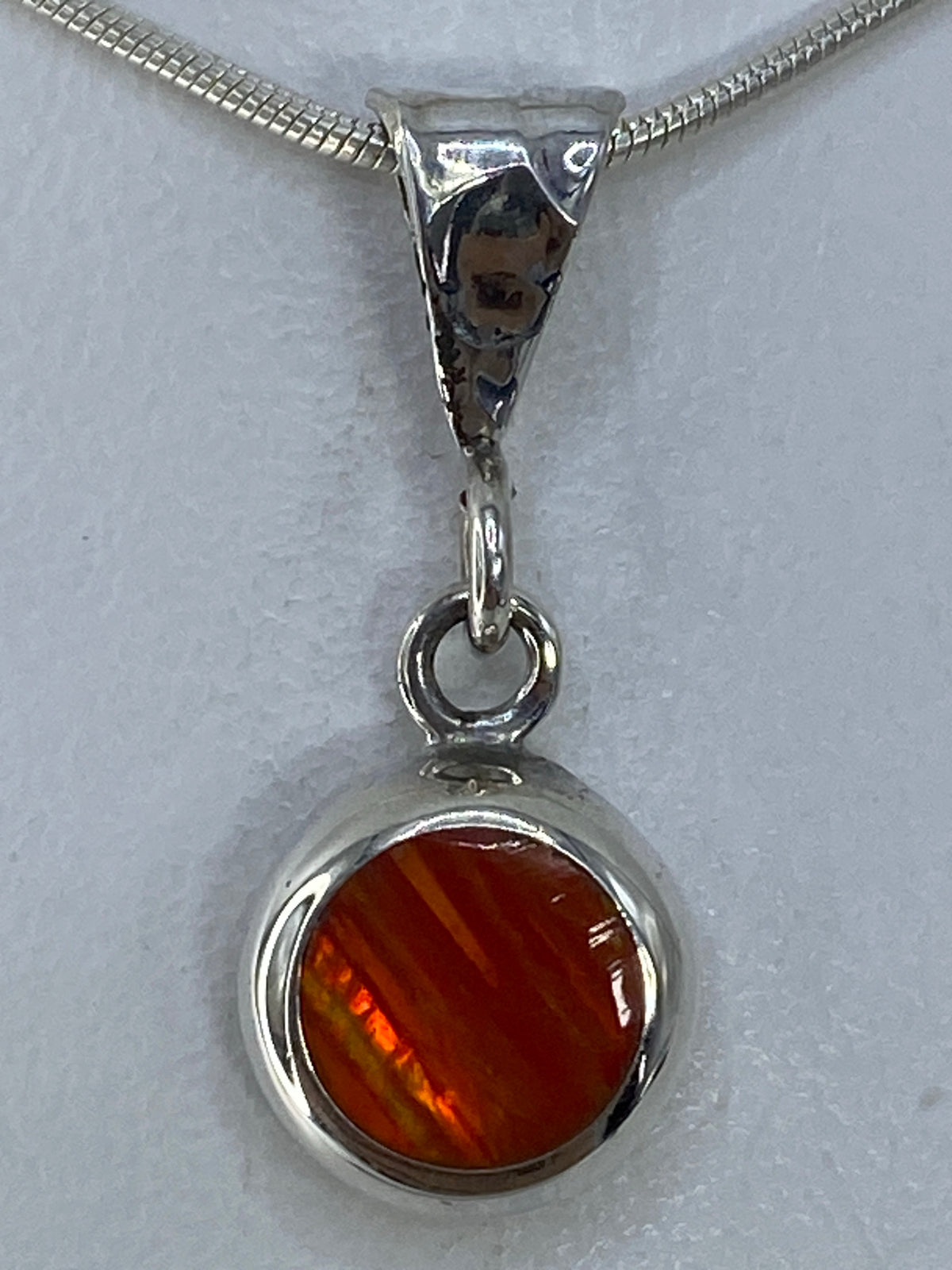 Dije de plata 950 con ópalo de fuego naranja, colgando de cadena de plata