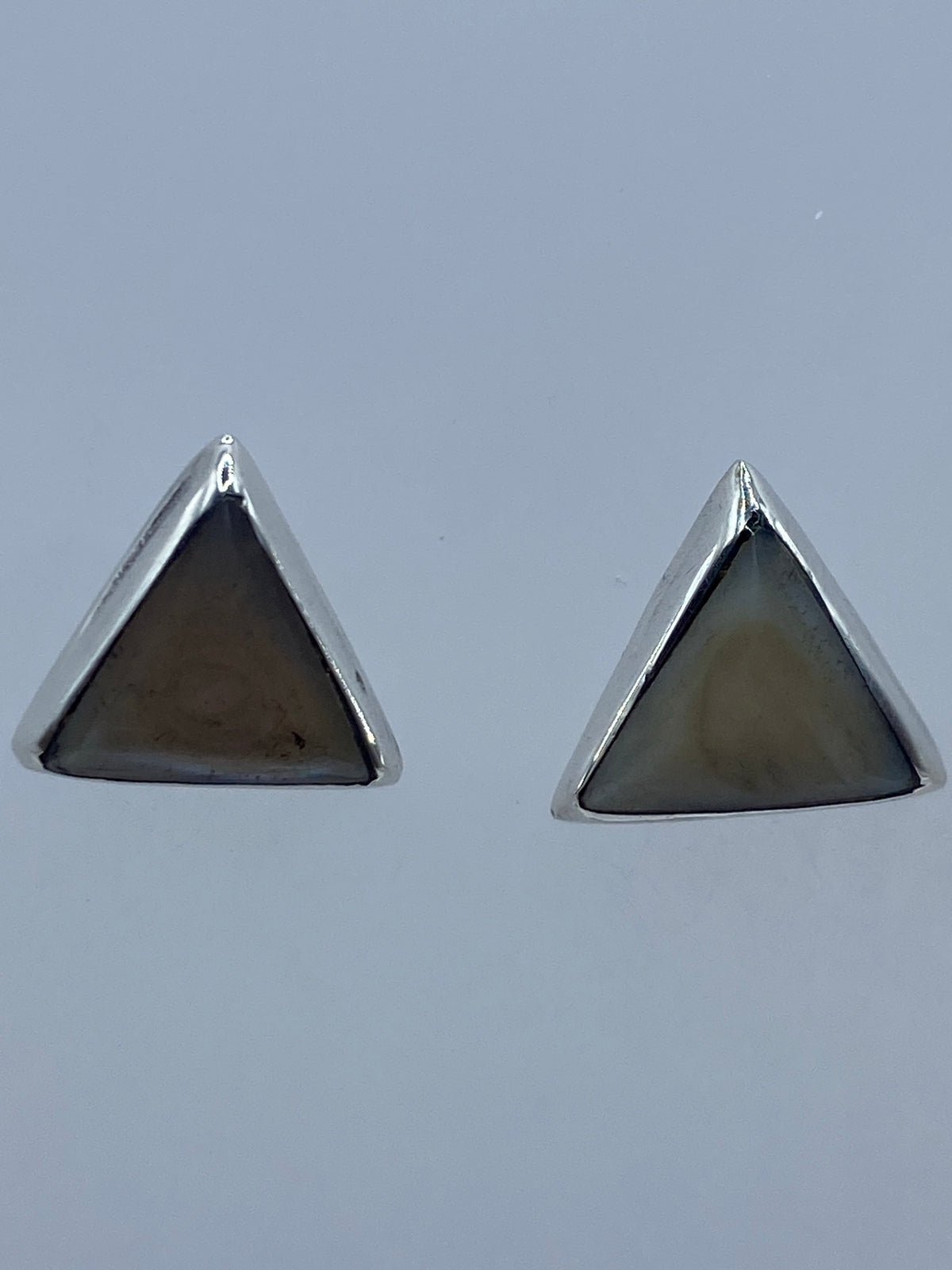 Aretes de plata 925 en forma de triángulo minimalista con perla engastada
