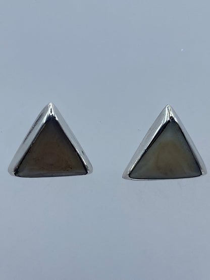 Vista frontal del par de aretes triangulares con perla blanca lechosa