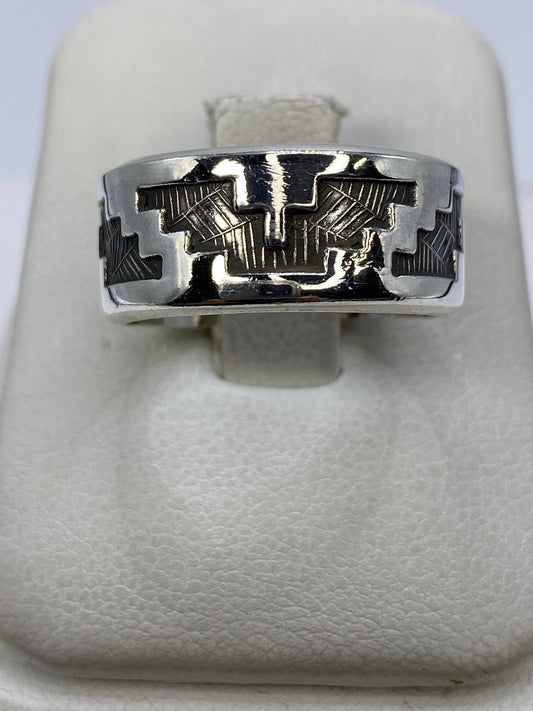 Anillo de plata 925 con repujado geométrico prehispánico en talla 8.5