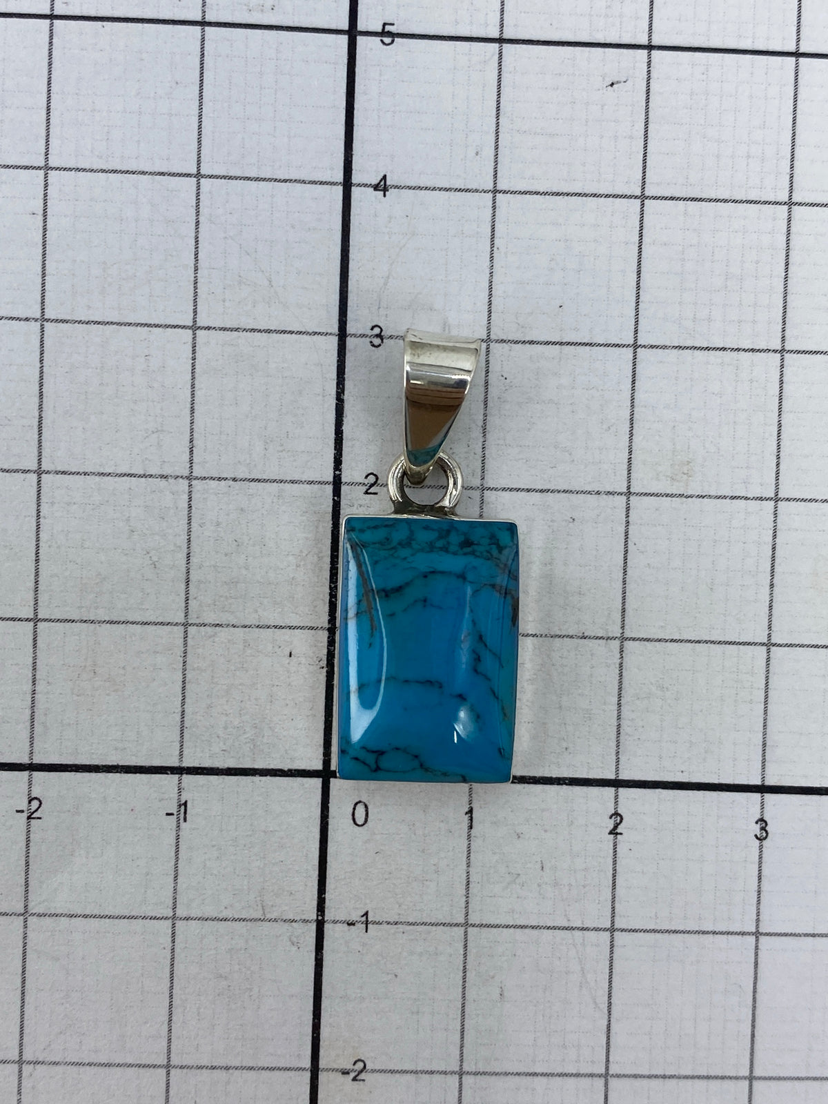 Marca de Quinto 950 grabada en la plata del reverso del dije