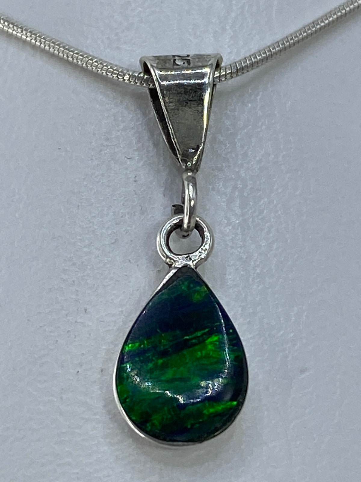 Dije de plata con Ópalo de Fuego verde sobre cadena de plata 925