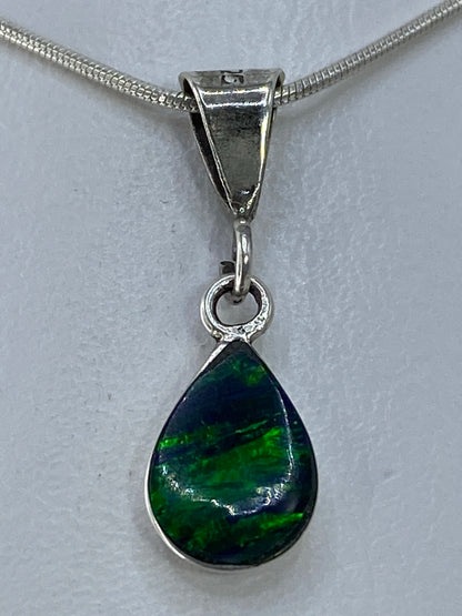 Dije de plata con Ópalo de Fuego verde sobre cadena de plata 925