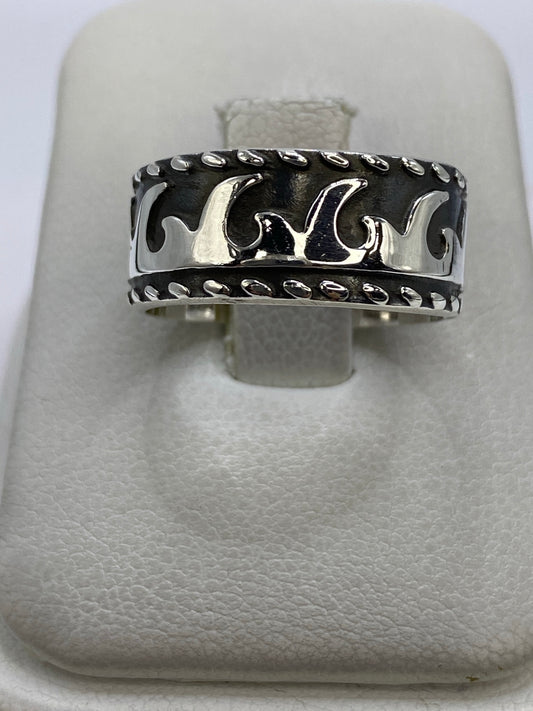Anillo de plata repujado con diseño de olas en la mano