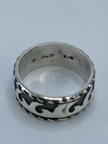 Anillo de plata sobre fondo blanco mostrando el patrón de olas