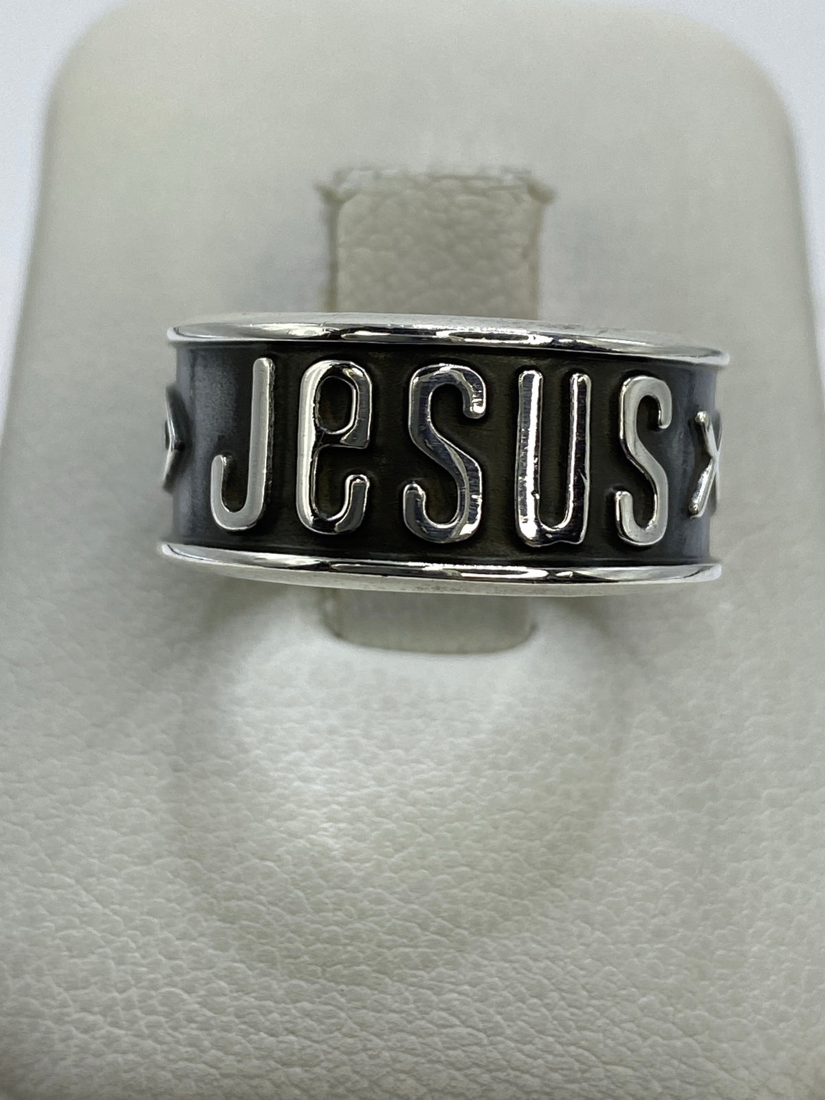 Anillo de plata 925 repujado con texto religioso Jesús en relieve sobre fondo oscuro
