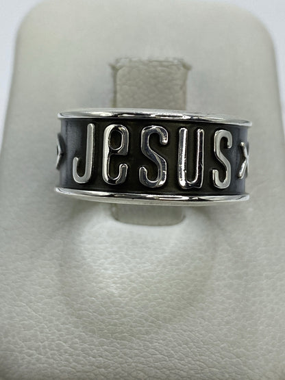 Anillo de plata 925 repujado con texto religioso Jesús en relieve sobre fondo oscuro