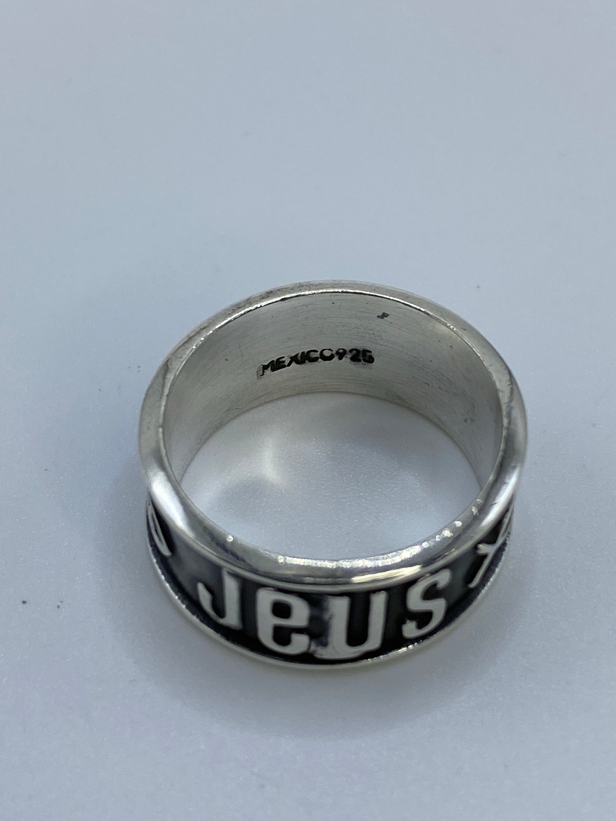 Anillo en dedo mostrando el confort y el contraste del acabado repujado