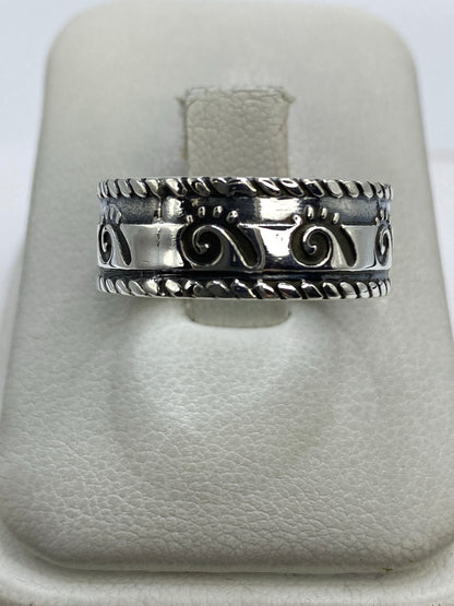 Anillo de plata 925 repujado con relieves étnicos en talla 8.5