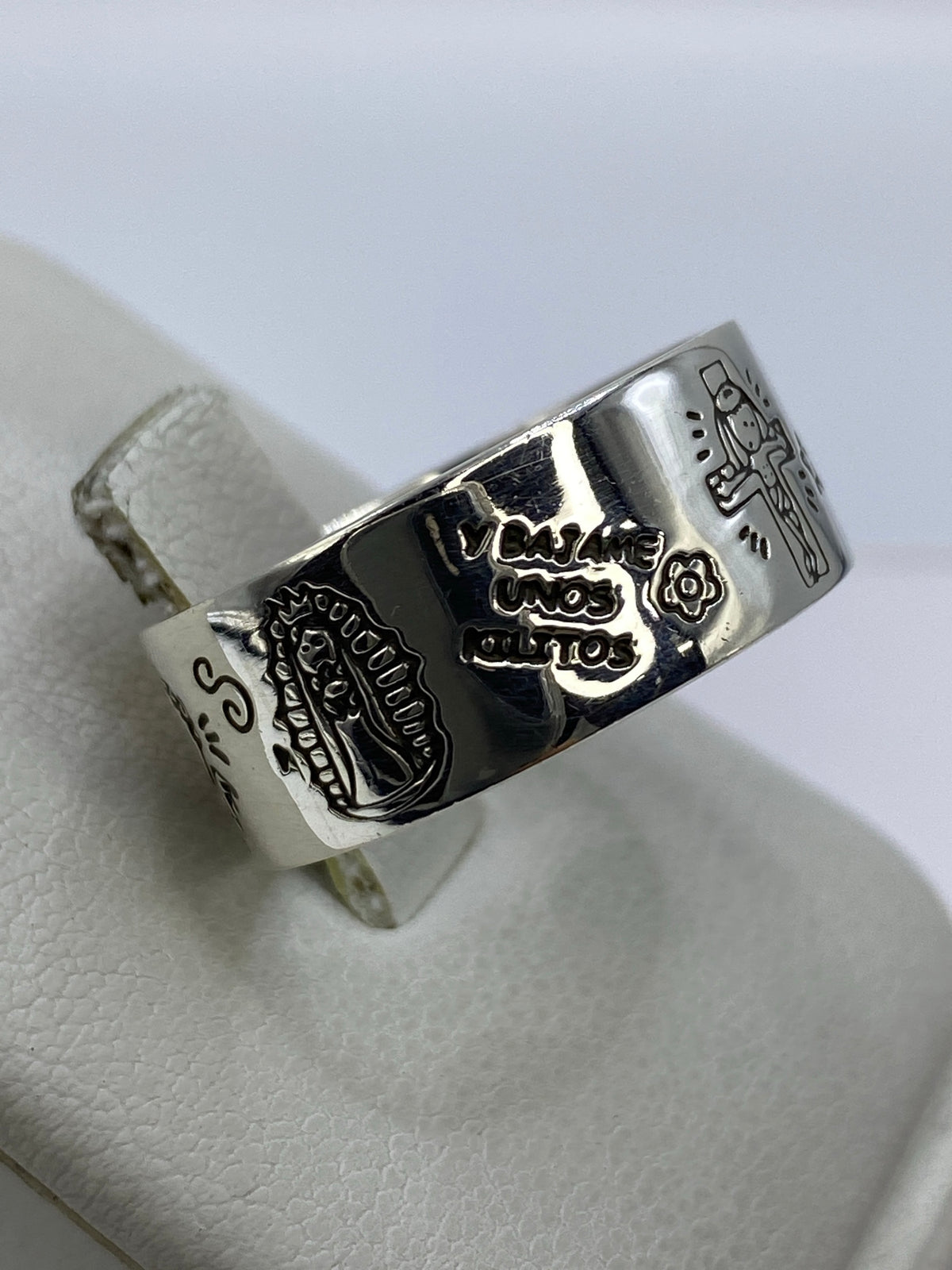 Anillo en mano mostrando el contraste de luz y sombra del grabado