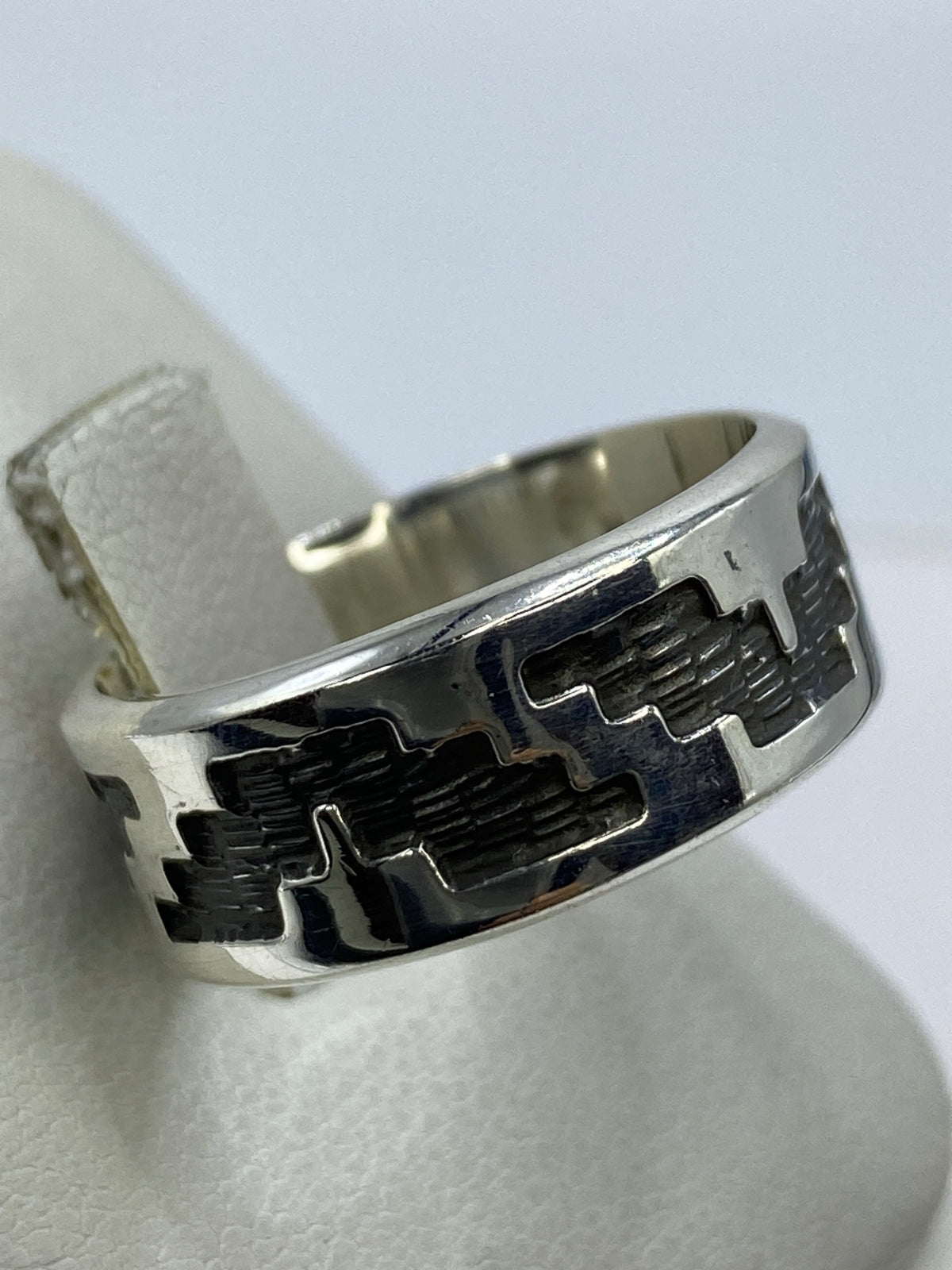 Anillo de perfil mostrando el espesor y el acabado pulido de la banda
