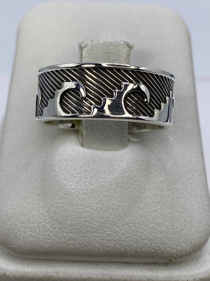Anillo de plata 925 repujado unisex en talla 8.5, mostrando el relieve tallado a mano