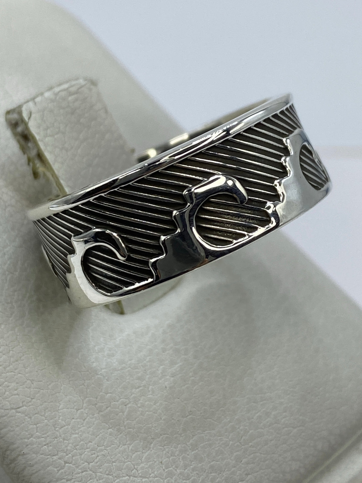 Detalle del reverso del anillo mostrando el Quinto 925 y las marcas características del repujado