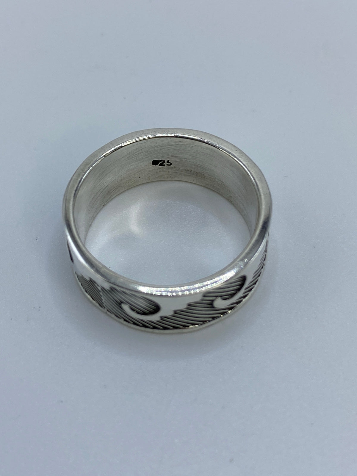 Anillo en la mano mostrando presencia y peso, diseño robusto para uso diario
